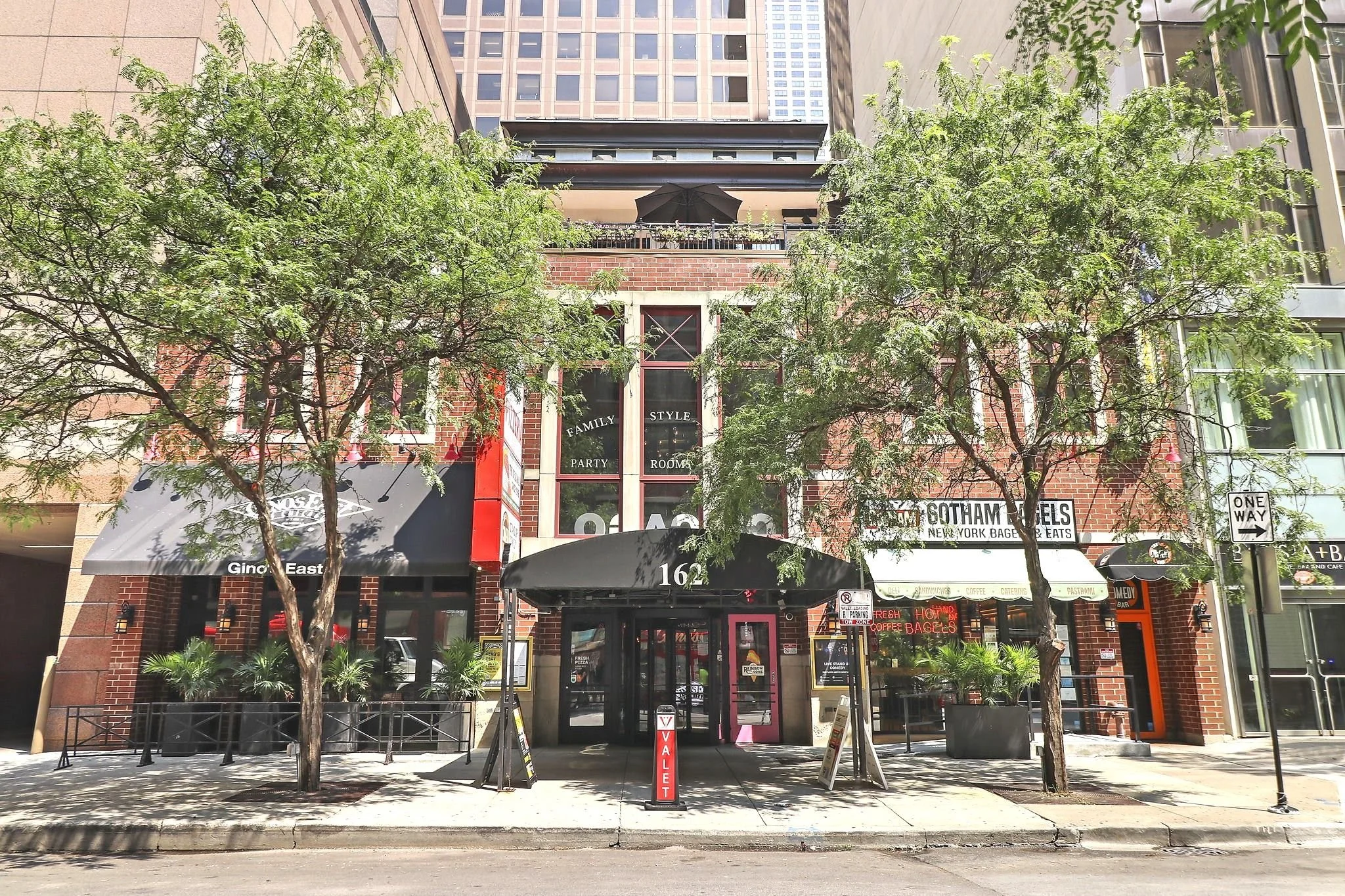 洋楽 A.M. Early Morning Chicago, Illinois Magnificent Mile, CHI — Gino's East of Chicago